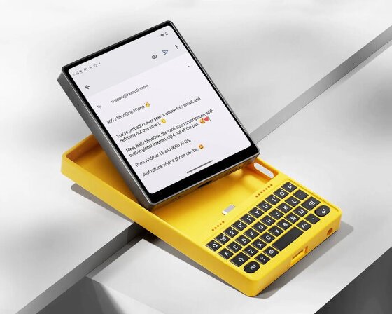 card-sized smartphone brings back tactile typing using case keyboard with power bank