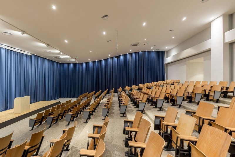 Escola Angela Merkel / Commonsense Studio - Fotografia de Interiores, Iluminação, Cadeira