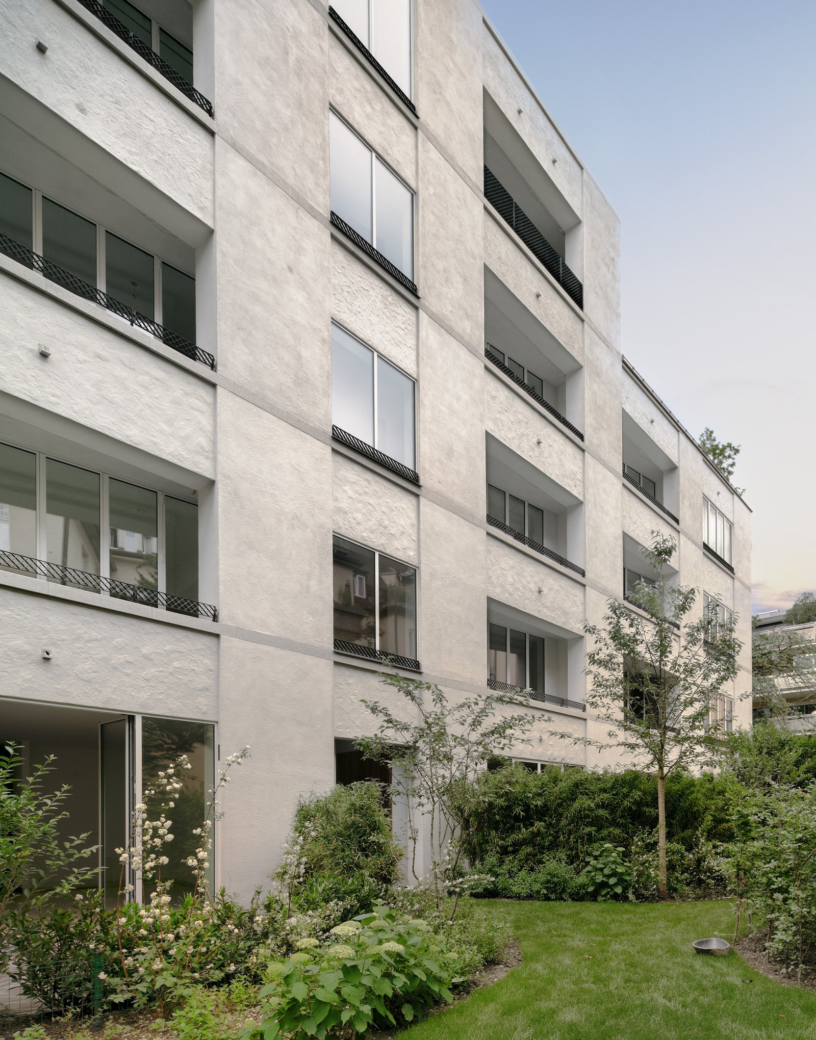 Reflexos de Elegância no Coração de Herzogpark