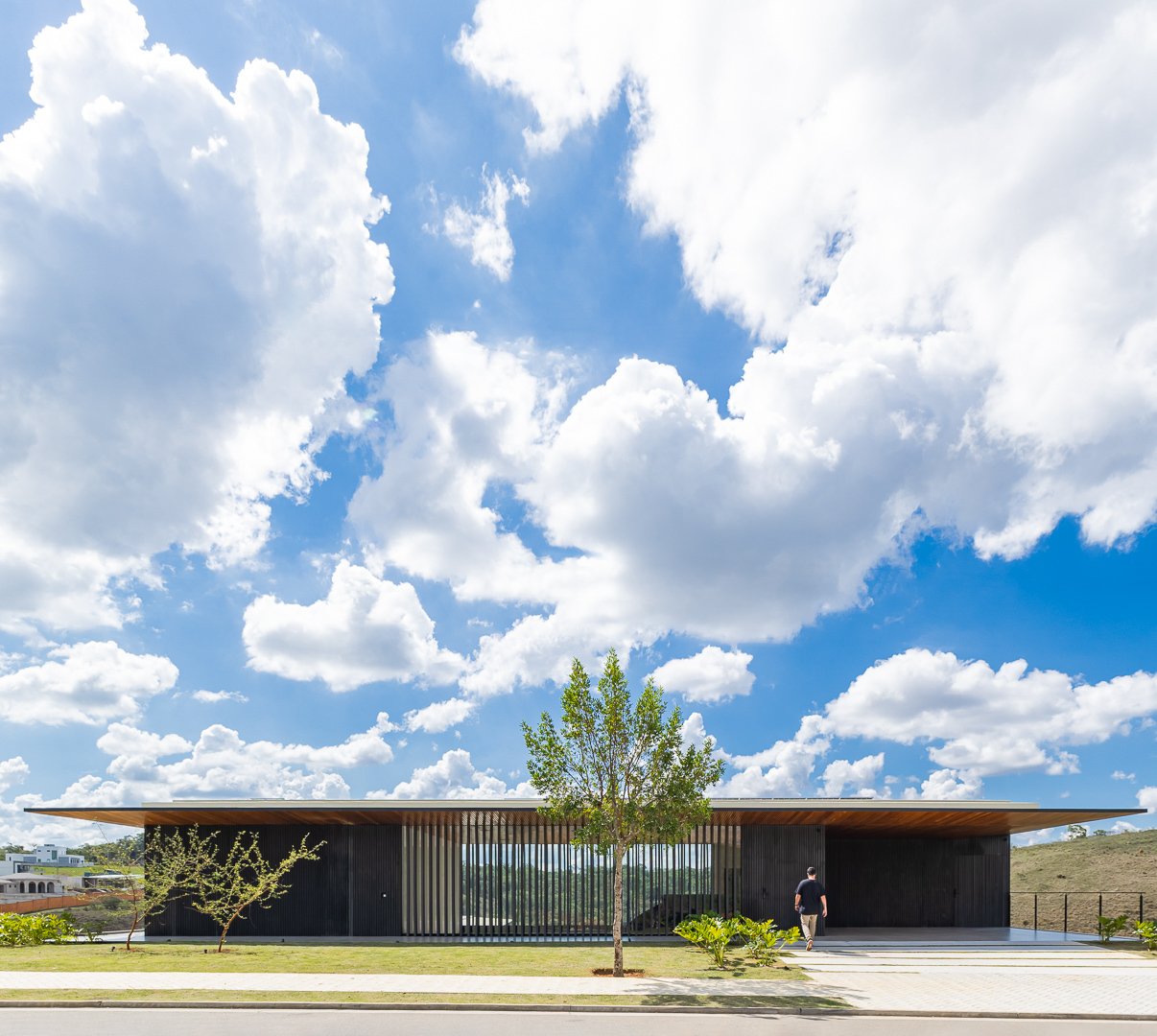 Refúgio de Luz: A Dança da Arquitetura com a Natureza — Atelier Blanc