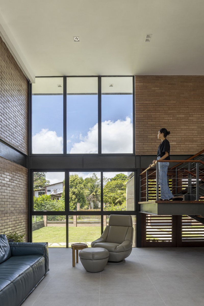 Casa Altiva / Rai Matoso + Nuit Arquitetura - Fotografia de Interiores, Sala de Estar, Madeira, Porta, Cadeira, Vidro