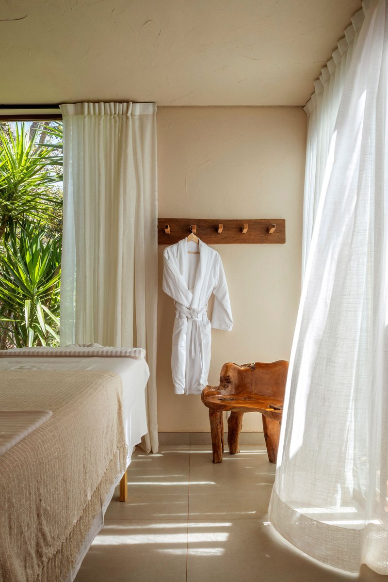 Spa / Angela Castilho Arquitetura e Interiores - Fotografia de Interiores, Dormitório, Madeira, Iluminação, Cama