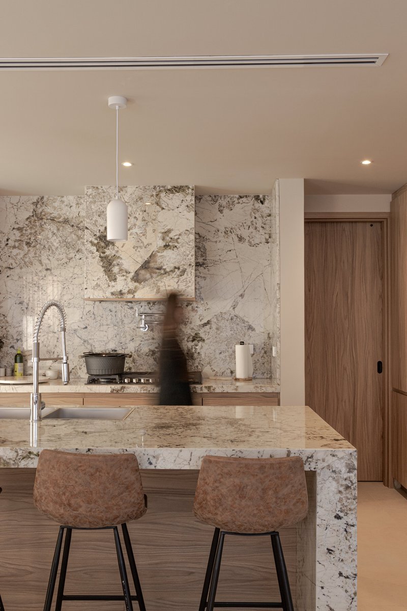 Casa Dezoito / Pereda Han Estudio - Fotografia de Interiores, Madeira, Cozinha, Iluminação, Bancada, Cadeira